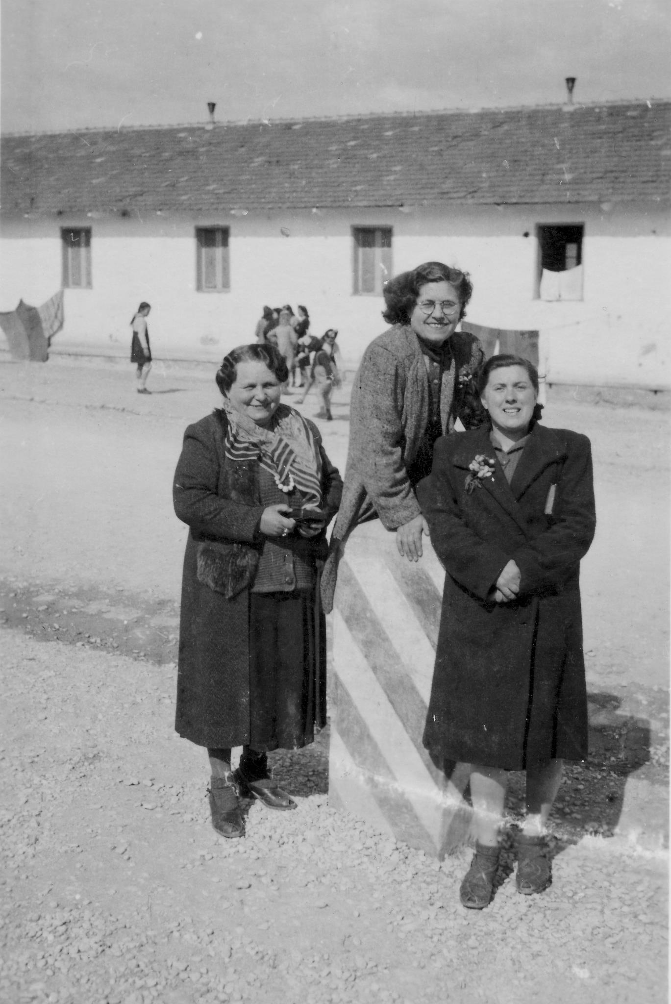 Donne esuli giuliano-dalmate di fronte a una baracca all'interno del Campo di Servigliano